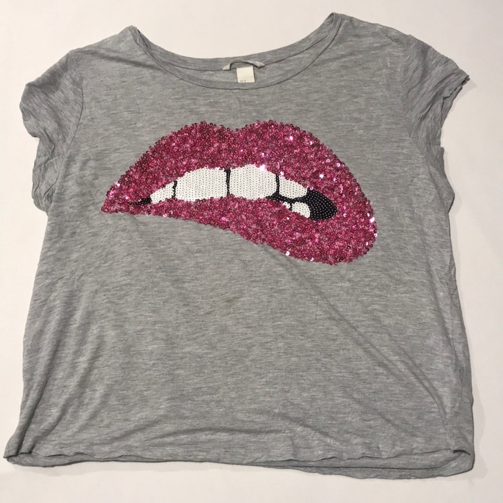 Grey shirt lip biting shirt, with pink sequins